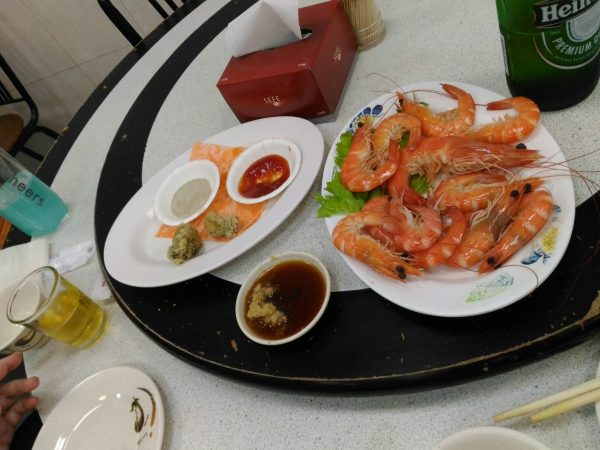 台湾・旗津港の海鮮料理店でエビとカキフライで台湾ビール